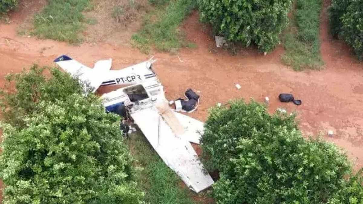 Avião com cocaína vindo do Paraguai se quebra ao meio ao tentar fugir da FAB