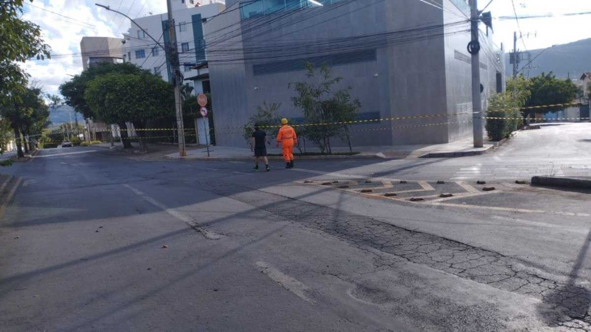 Prédio interditado em Minas: bombeiros autorizaram retirada de veículos