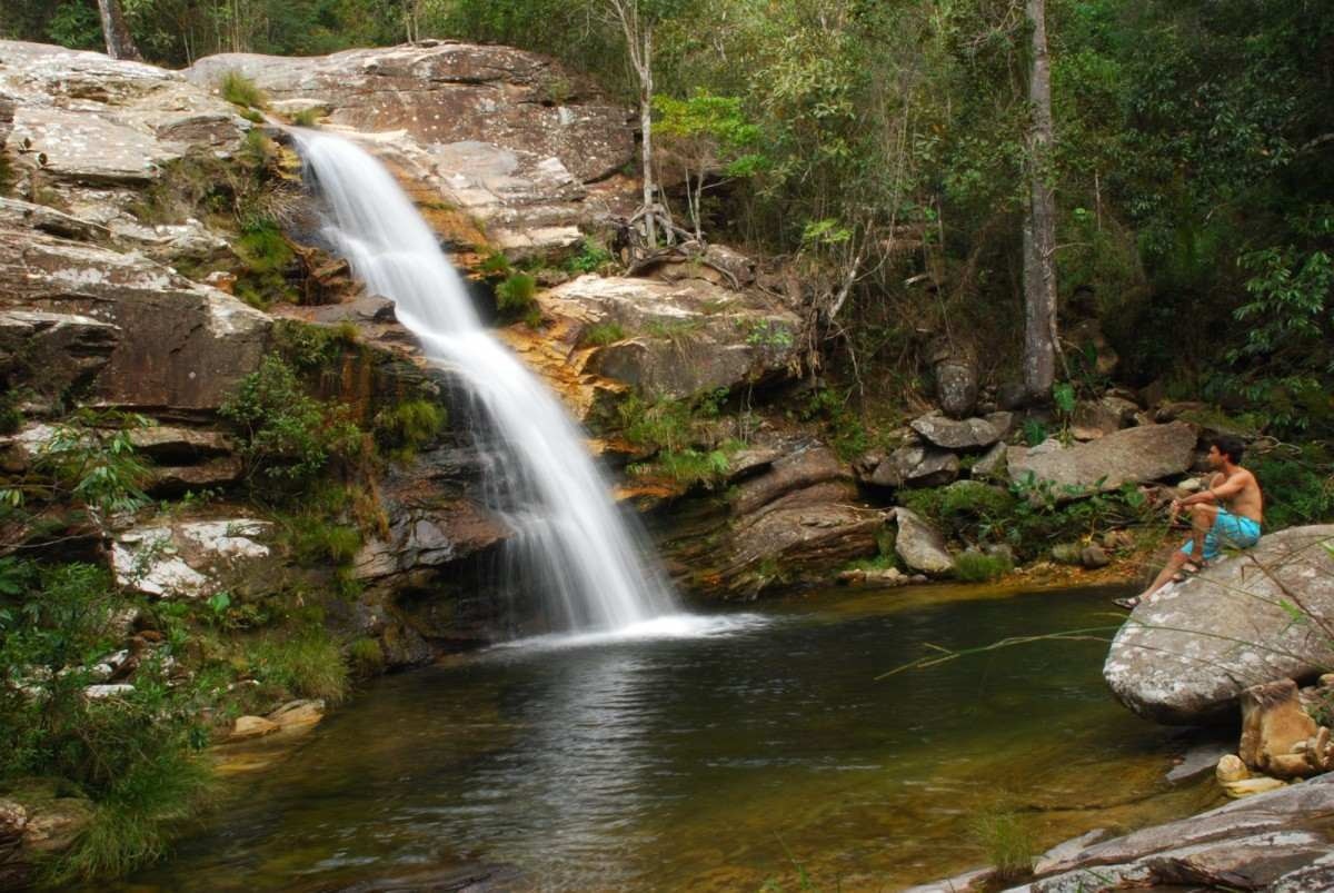 Cachoeira dos Cristais, com uma queda de aproximadamente 4 metros, é uma das preciosidades na Serra dos Alves 