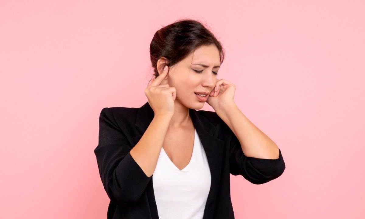 Sintomas como tontura e zumbido costumam ser negligenciados, mas esses sintomas podem estar relacionados a doenças e à perda auditiva -  (crédito: mdjaff/Freepik)