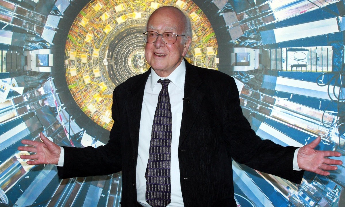 Higgs na cerimônia do Nobel, em 2013; notoriedade do prêmio 'arruinou sua vida', segundo biógrafo -  (crédito: BBC)