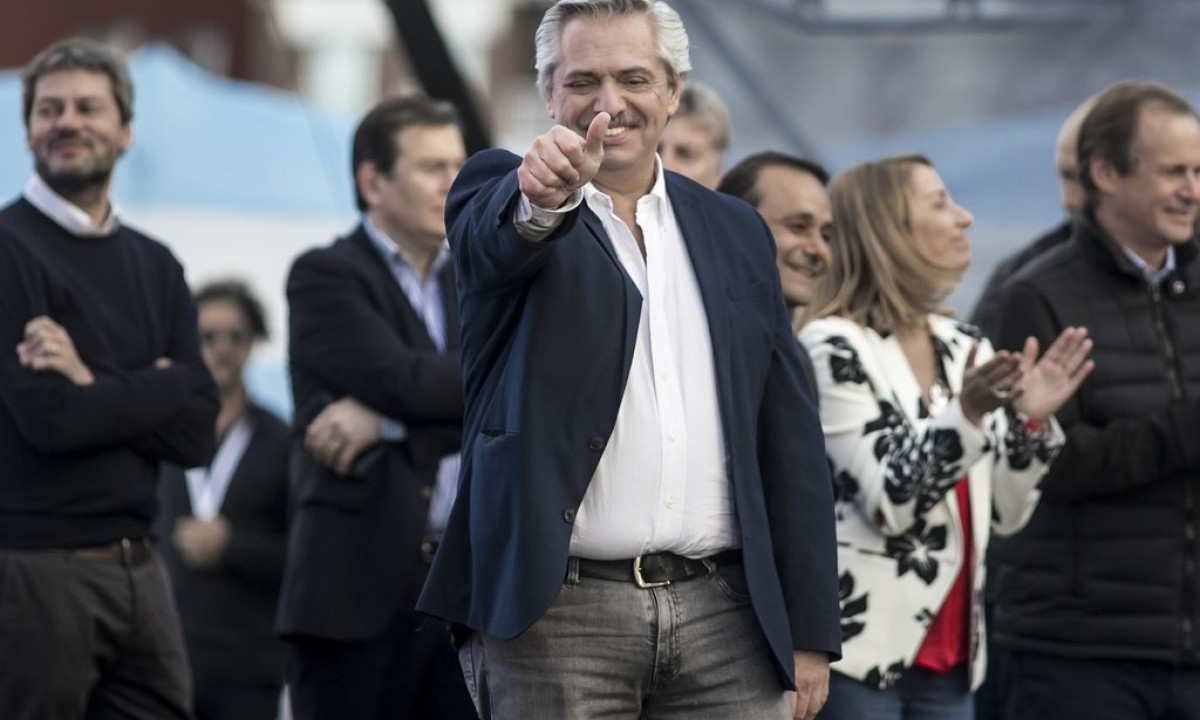 Alberto Fernández faz sinal de positivo no último comício da campanha eleitoral, antes da eleição para presidente da Argentina, da qual saiu derrotado -  (crédito: Mídia NINJA/Flickr)