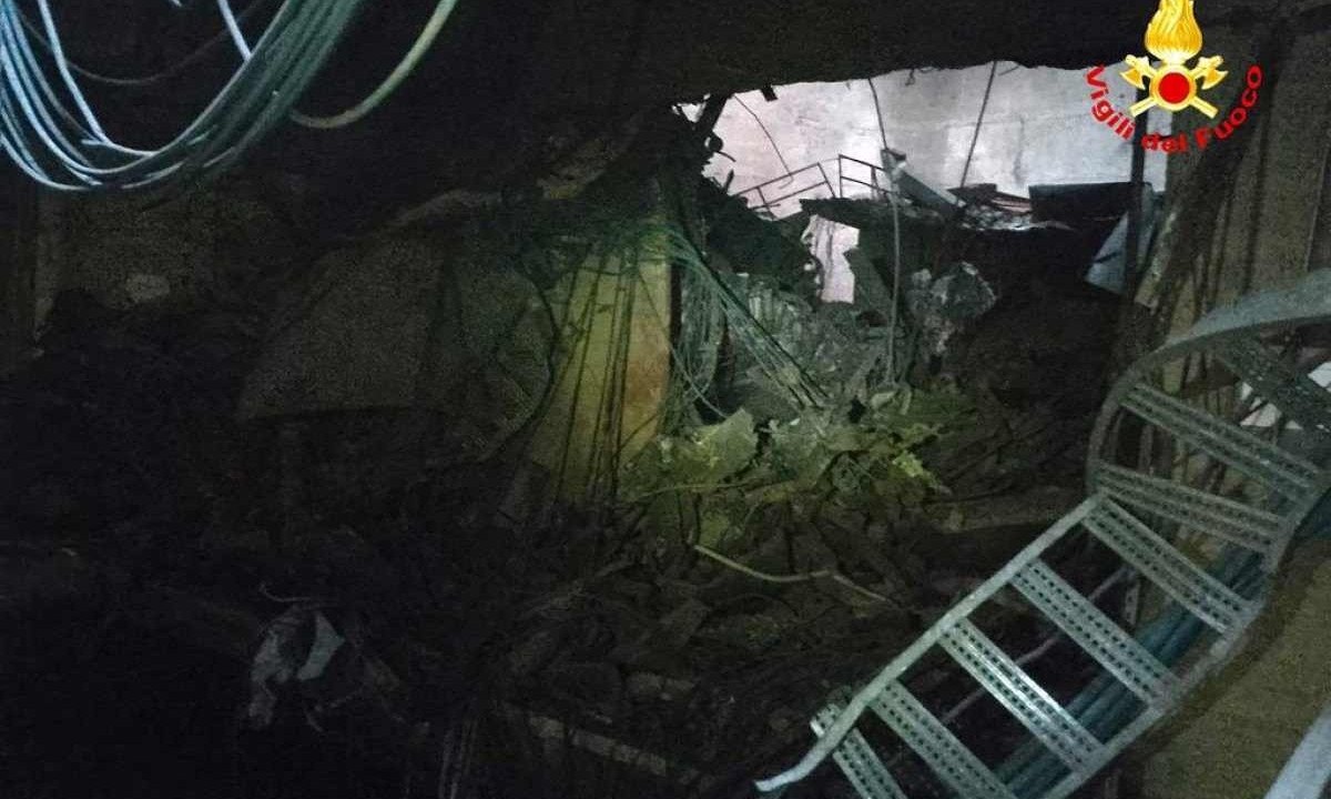 Bombeiros trabalham no local de uma explosão em uma usina hidrelétrica perto de Bolonha. Três pessoas morreram e quatro pessoas estão desaparecidas -  (crédito: Vigili del Fuoco / AFP)