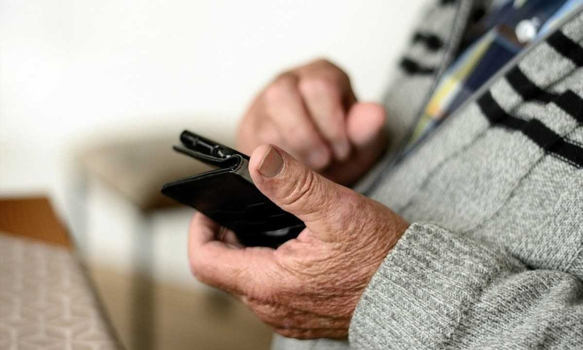 Mãos de idoso seguram telefone celular -  (crédito: Pixabay)