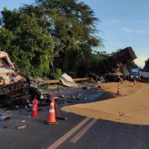 BR-163: cinco pessoas morrem em acidente com carretas, caminhão e carro - PRF/Divulgação