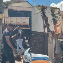 BH: caminhão perde controle e invade casa no Belvedere - Leandro Duarte/Reprodução
