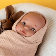 Hábito de enrolar o bebê para dormir traz riscos, alerta pesquisadores - Freepik