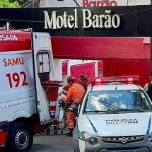 Homem que se trancou em quarto de motel é retirado do local pelo Samu - Ramon Lisboa/ EM/ D.A Press