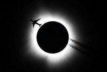 As mais espetaculares imagens do eclipse total do Sol visto em três países