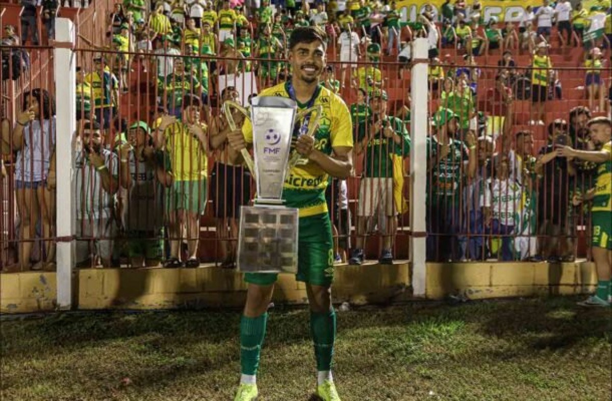 Vencedor do Prêmio Puskás celebra primeiro título profissional