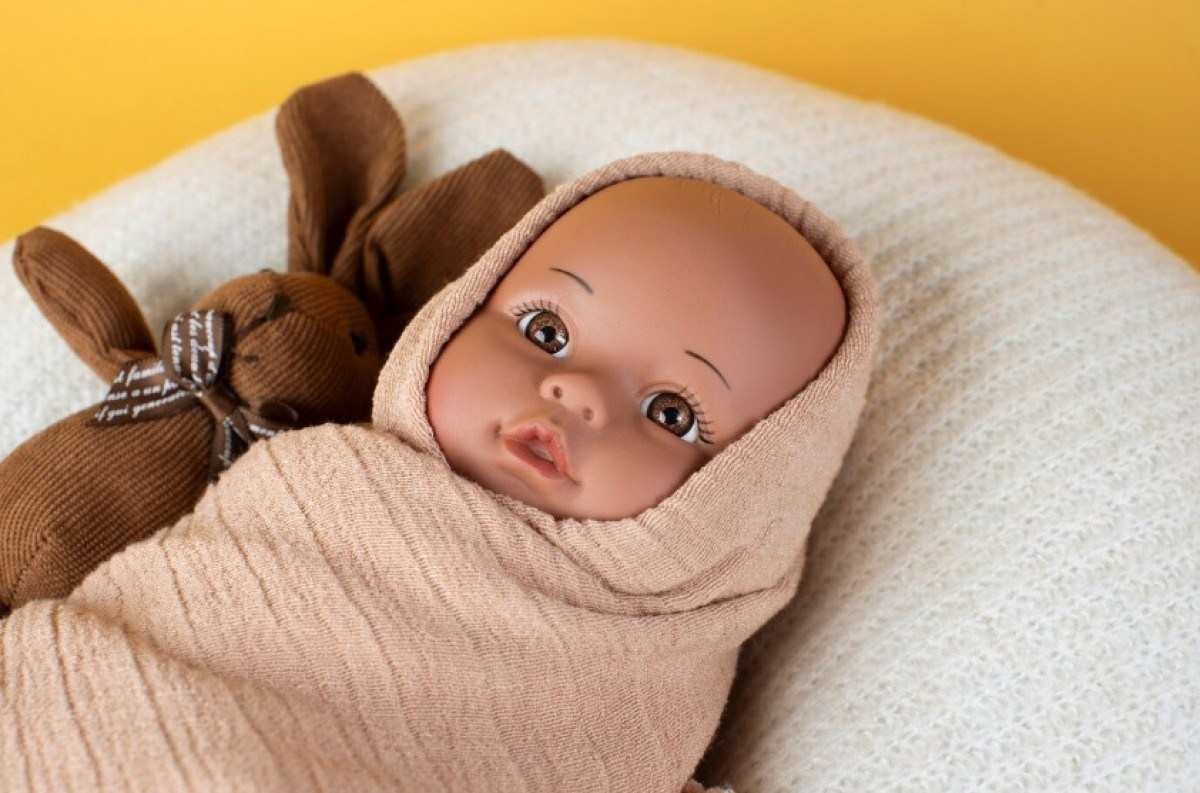 Hábito de enrolar o bebê para dormir traz riscos, alerta pesquisadores
