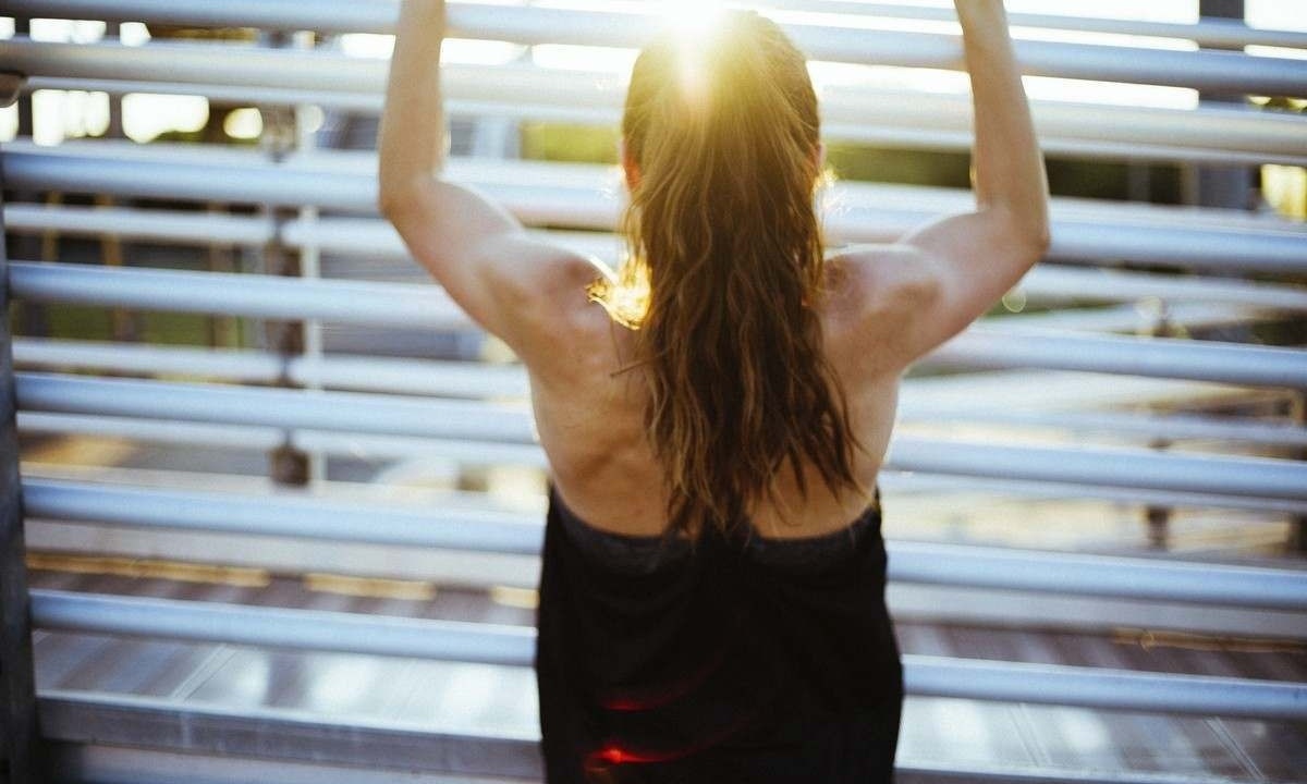  Women doing pull ups, free public domain CC0 photo
       -  (crédito:  rawpixel.com)