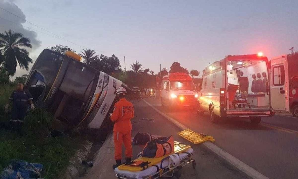 Acidente com ônibus na BR-116, na Bahia  -  (crédito: Reprodução/ Corpo de Bombeiros )