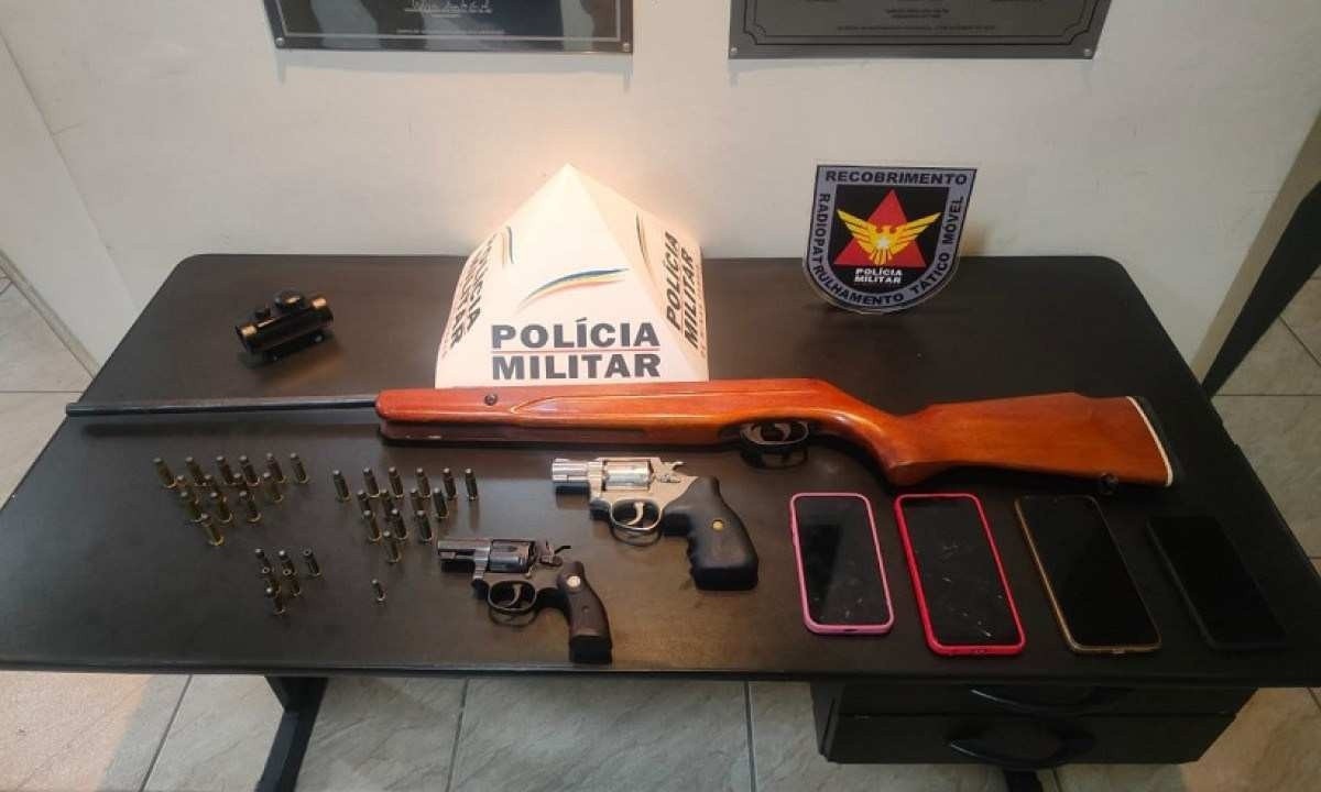 Armas e celulares apreendidos com os cinco suspeitos de assassinato -  (crédito: PMMG)