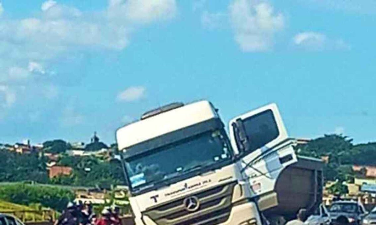 Caminhão subiu em cima de mureta central do Anel Rodoviário, na altura do Bairro São Gabriel, em BH -  (crédito: Redes Sociais / Reprodução )