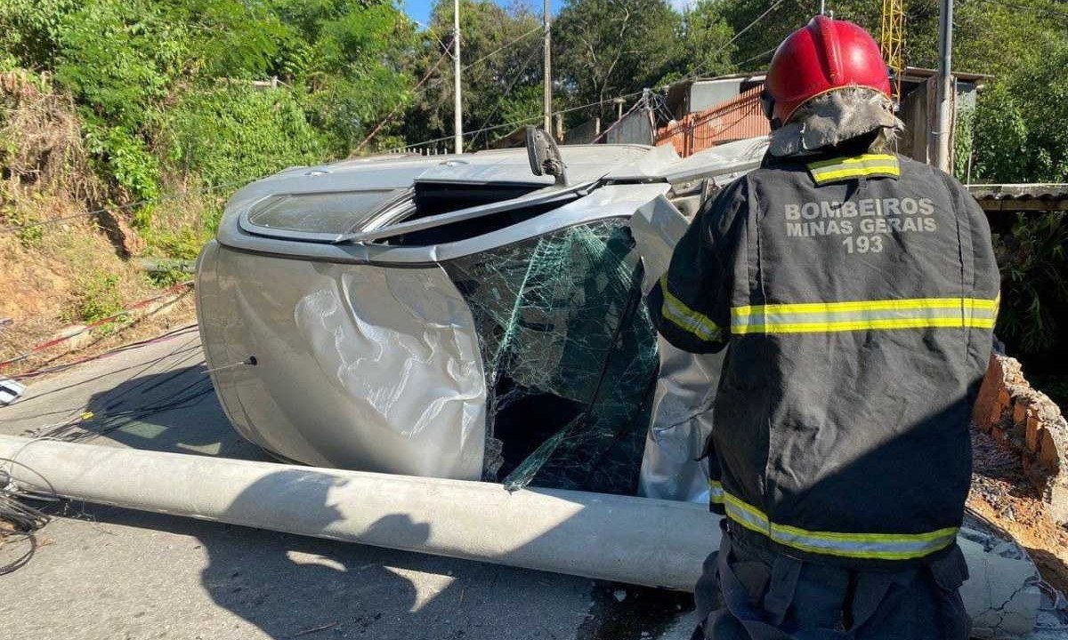 Carro capotou depois de bater de frente com uma moto na Grande BH -  (crédito: Corpo de Bombeiros/Divulgação)