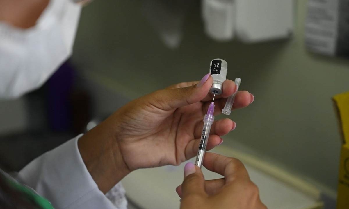 BH: vacinas contra dengue e COVID serão concentradas em 43 postos; confira