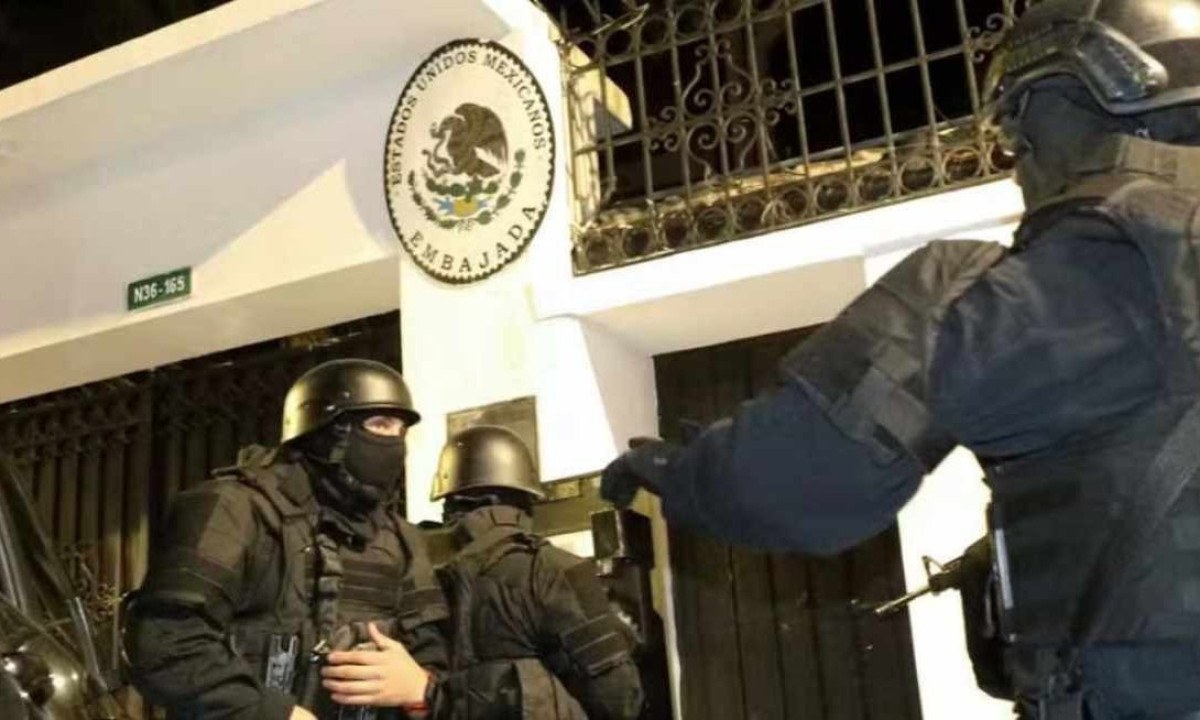 Policiais da Força Especial da polícia equatoriana invadiram a embaixada do México -  (crédito: AFP/ Alberto Suaréz)