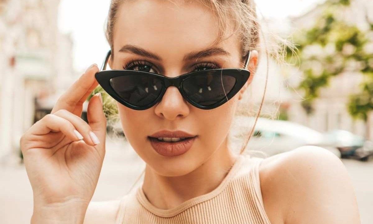 Os óculos de sol evoluíram de ser meros protetores contra os raios solares para se tornarem um elemento essencial no mundo da moda e do estilo pessoal -  (crédito: Freepik)