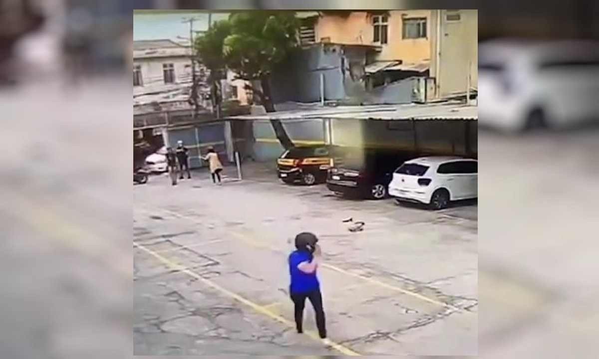 De capacete, policial militar tenta fugir de assaltantes e larga a própria mulher com os bandidos -  (crédito: Reprodução/Daily Motion)
