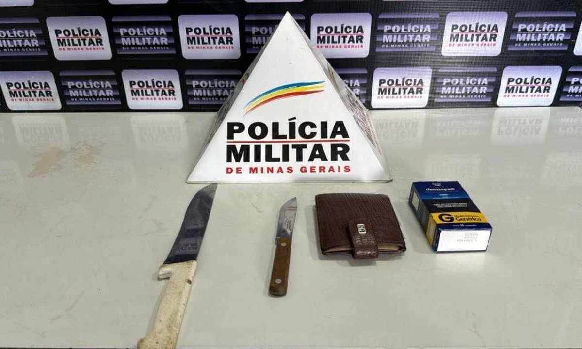 Durante prisão de suspeito de manter família em cárcere privado, no distrito de Santa Luzia, militares apreenderam documentos e facas usadas para ameaçar as vítimas -  (crédito: PMMG / Reprodução)