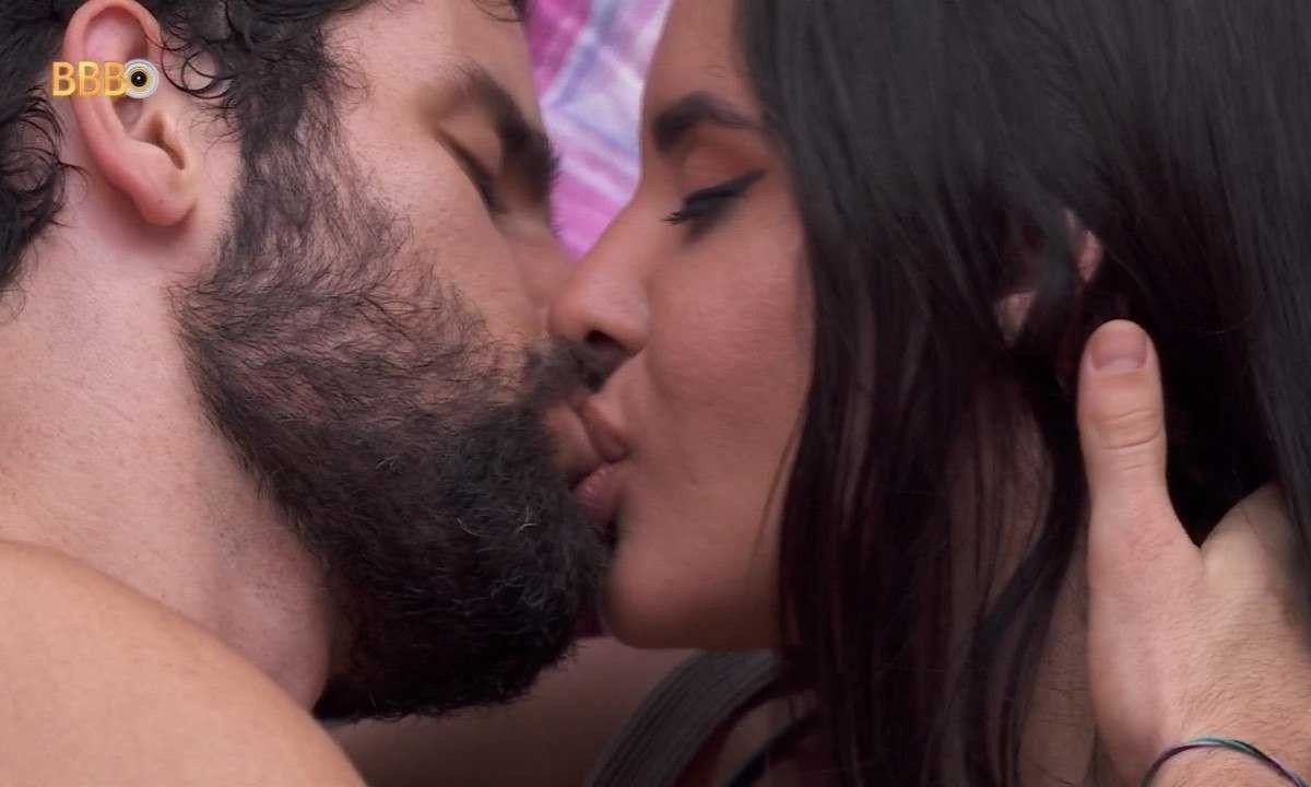 Matteus e Isabelle não resistem e, mesmo diante das preocupações, se beijam nos últimos dias de BBB 24 -  (crédito: Reprodução/Globo)