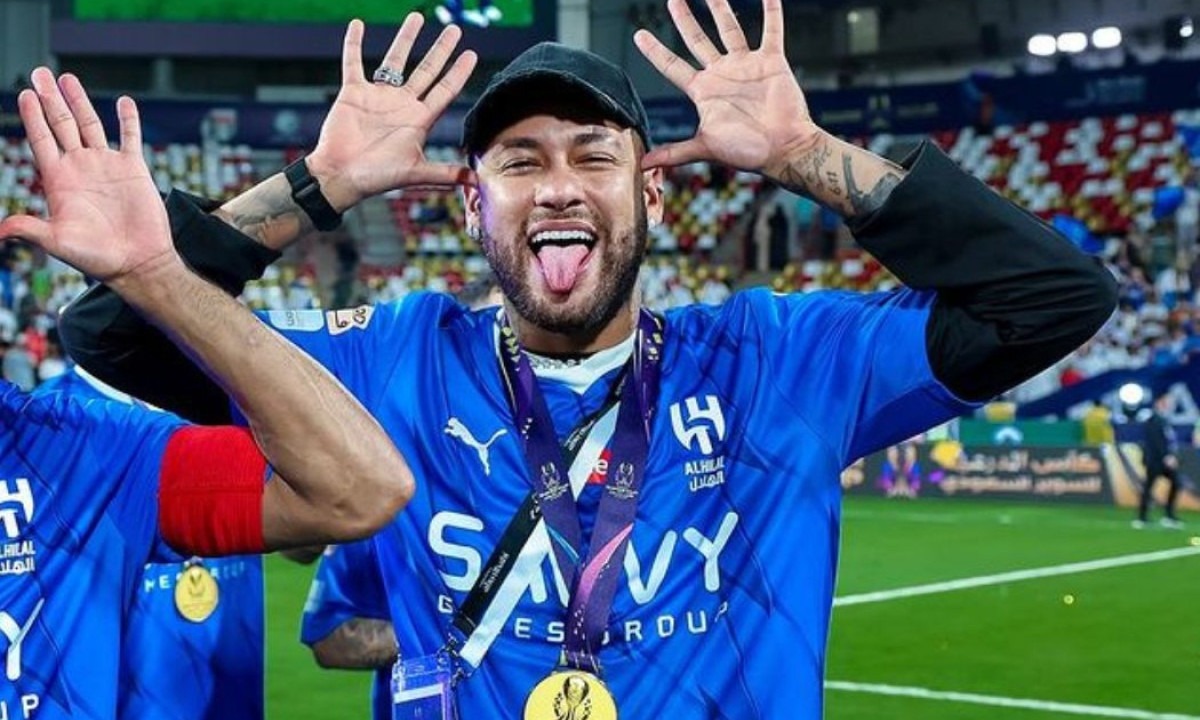 Sem jogar, Neymar exibe medalha de campeão e brinca: ‘Está igual na escola’ -  (crédito: No Ataque Internacional)
