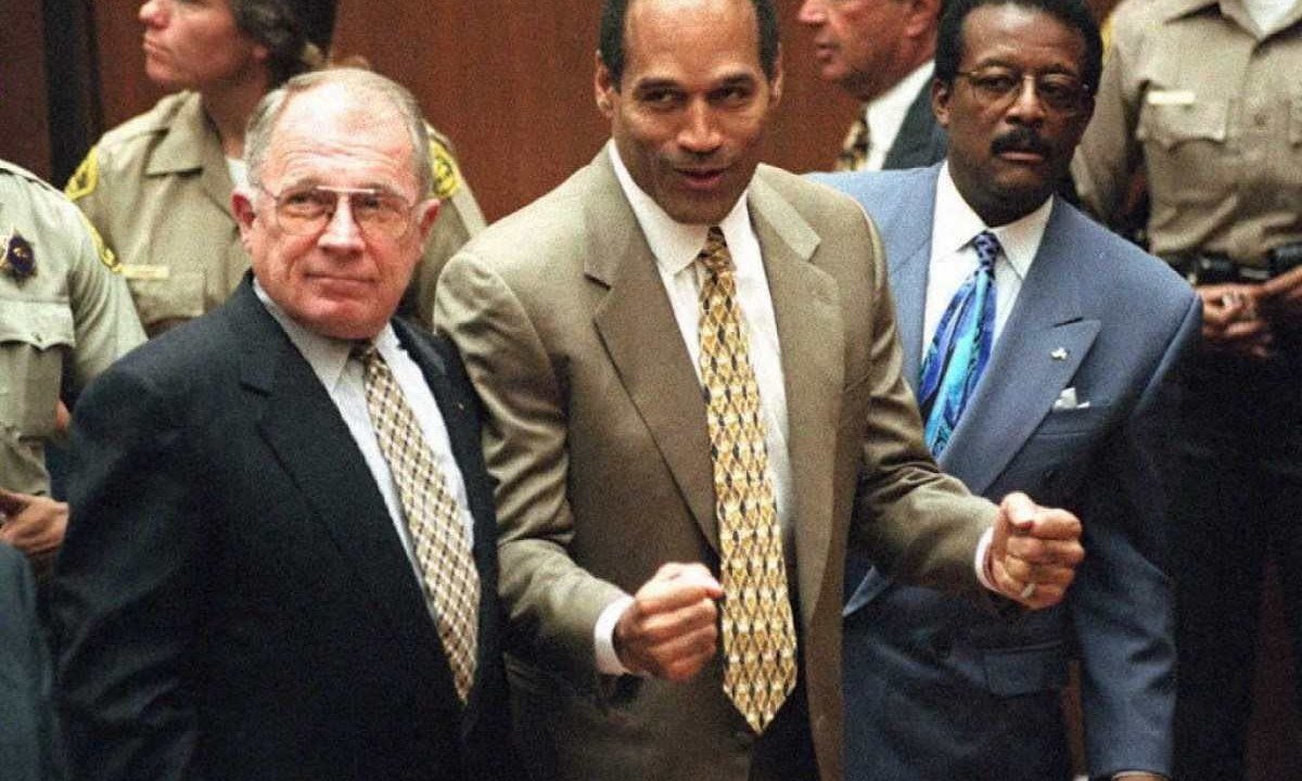  O.J. Simpson comemora veredito de inocente na Corte Superior de Justiça de Los Angeles (EUA), no julgamento sobre duplo homicídio contra a esposa dele e um amigo -  (crédito: MYUNG J. CHUN / POOL / AFP)