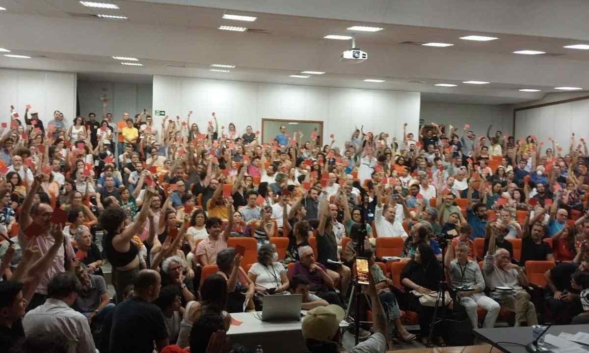 Assembleia contou com 228 votos a favor da paralisação de professores na UFMG; 140 votos foram contra -  (crédito: Sarah Cecília Espírito Santo Ribeiro/Divulgação)