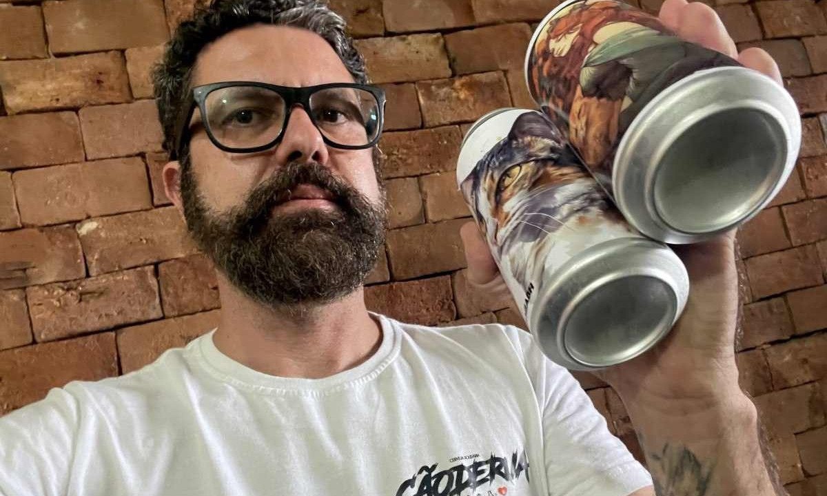  Ricardo Fonseca de Siqueira, mestre cervejeiro, criou a cervejaria, Cão de Rua - Cerveja Solidária, em 2017, e usa seus rótulos para divulgar as ONGs e protetores individuais em BH. Parte do arrecadado volta para a produção, custos contábeis e parte é doada a causa animal -  (crédito: Ricardo Fonseca/Divulgação)