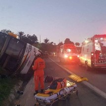 Acidente com ônibus de turismo mata 8 pessoas e fere 23 na Bahia - Reprodução/ Corpo de Bombeiros 