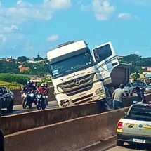 Caminhão sobe em mureta e bloqueia trânsito no Anel Rodoviário em BH - Redes Sociais / Reprodução 