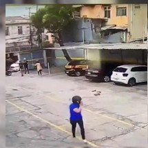 Policial corre e deixa mulher para trás durante assalto - Reprodução/Daily Motion