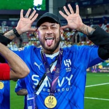 Sem jogar, Neymar exibe medalha de campeão e brinca: &#8216;Está igual na escola&#8217; - No Ataque Internacional