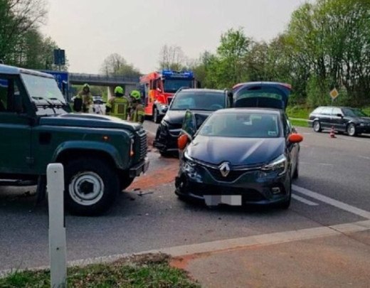 Veículo Mercedes, onde estavam os filhos do jogador, foi atingido por um Renault -  (crédito: Foto: Corpo de Bombeiros Voluntários de Hohenschäftlarn)