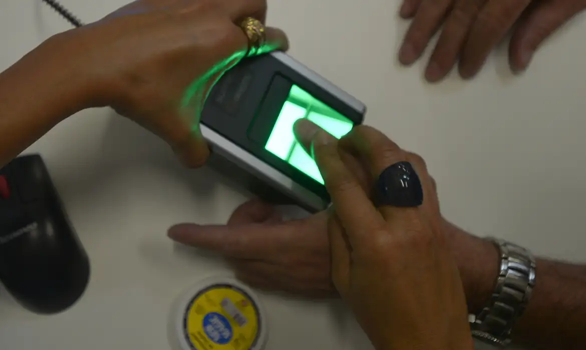 TRE-RJ convoca 4 milhões de eleitores para fazer biometria -  (crédito: EBC)