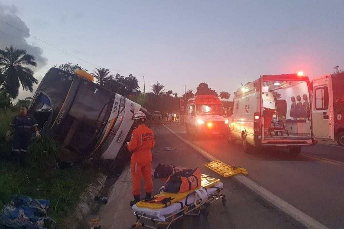 Acidente com ônibus de turismo mata 8 pessoas e fere 23 na Bahia