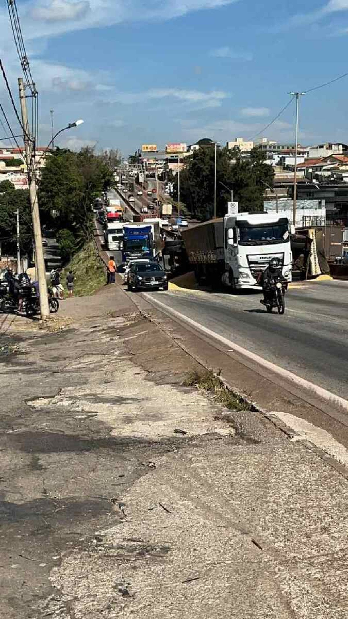 milho espalhado pela pista 