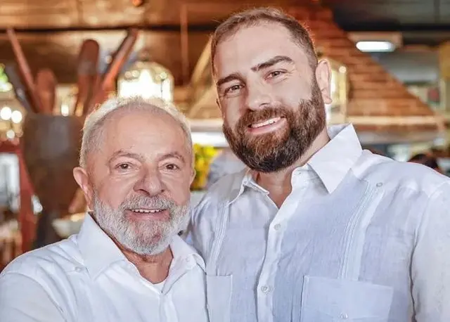 O presidente Lula e o filho caçula Luís Cláudio Lula da Silva -  (crédito: Reprodução)