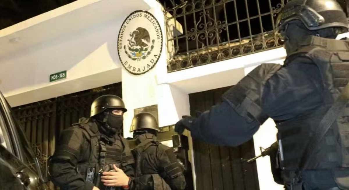 Policiais da Força Especial da polícia equatoriana invadiram a embaixada do México -  (crédito: AFP/ Alberto Suaréz)