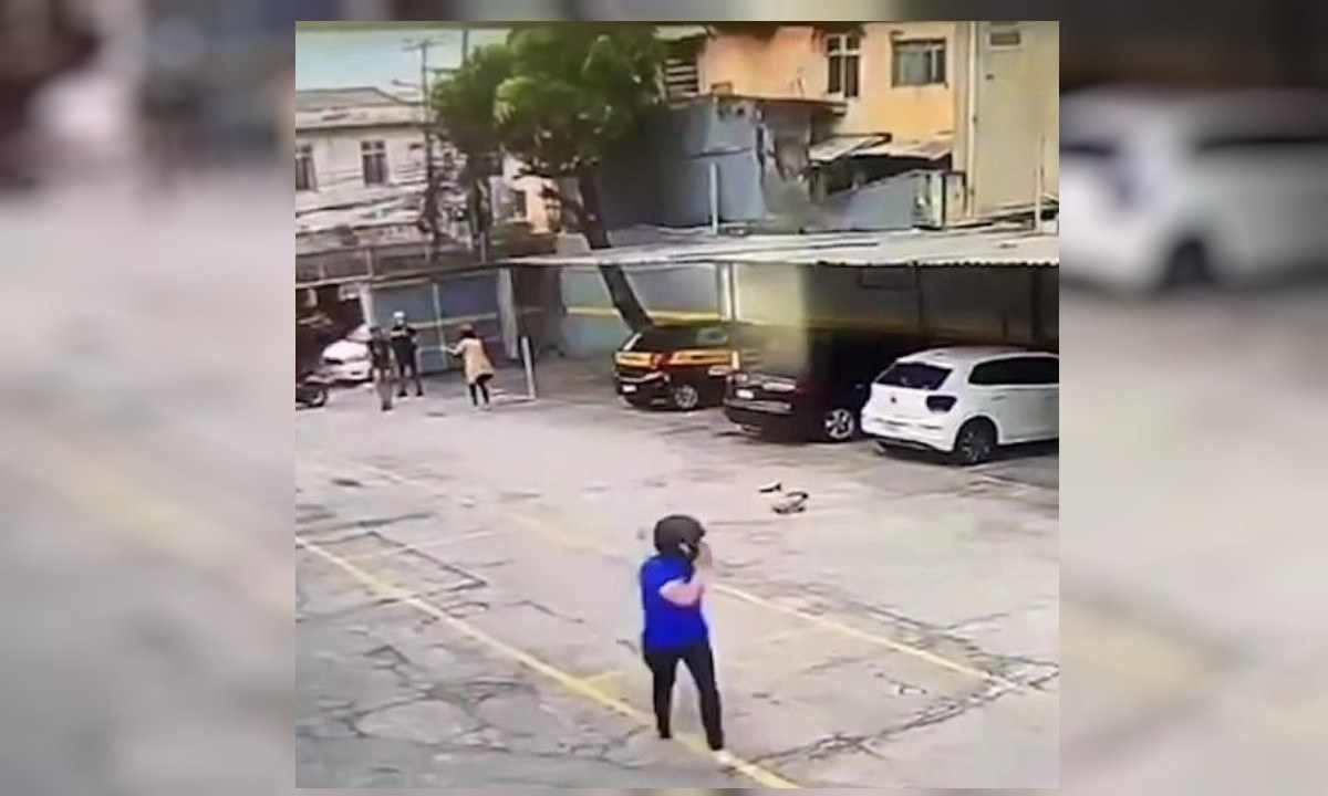Policial corre e deixa mulher para trás durante assalto
