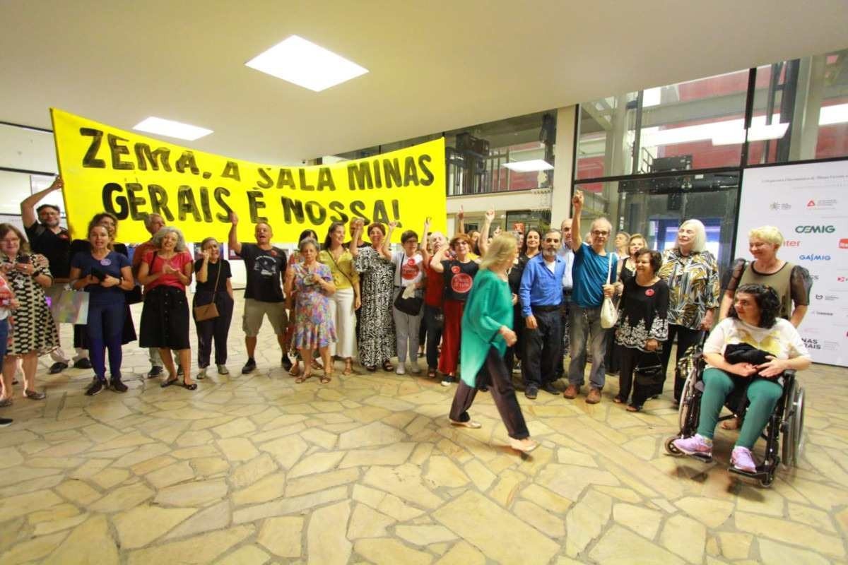 Zema é alvo de protesto em frente em concerto da Filarmônica de Minas