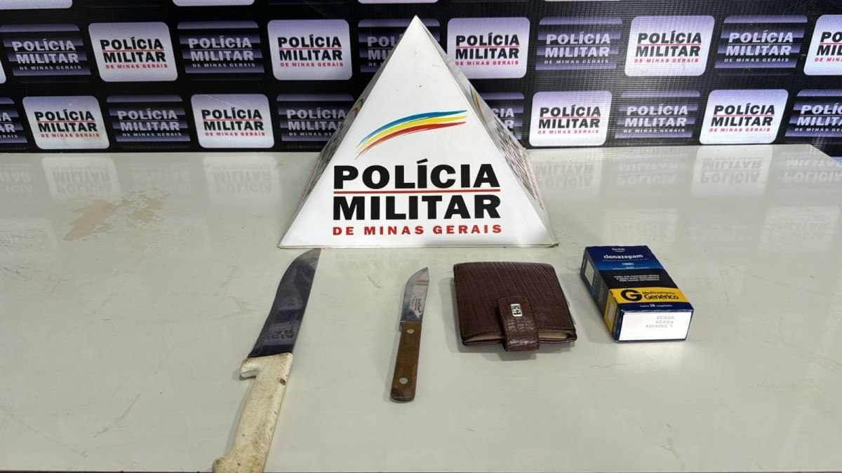 Durante prisão de suspeito de manter família em cárcere privado, no distrito de Santa Luzia, militares apreenderam documentos e facas usadas para ameaçar as vítimas -  (crédito: PMMG / Reprodução)