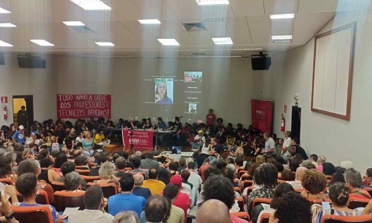 Em assembleia realizada nesta quinta (11/4), professores da UFMG votaram a favor da greve na instituiÃ§Ã£o. -  (crédito: Sarah CecÃ­lia EspÃ­rito Santo Ribeiro)