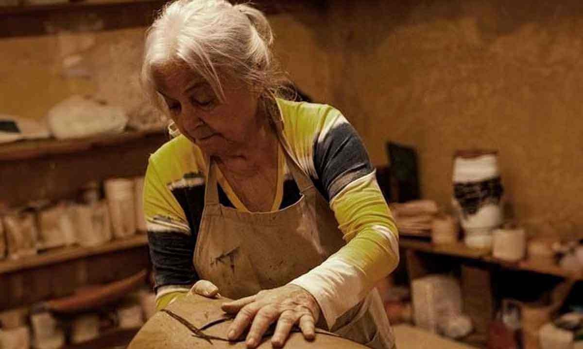 Feira gratuita no Mercado Novo reúne 50 artesãos e obras em argila e papel