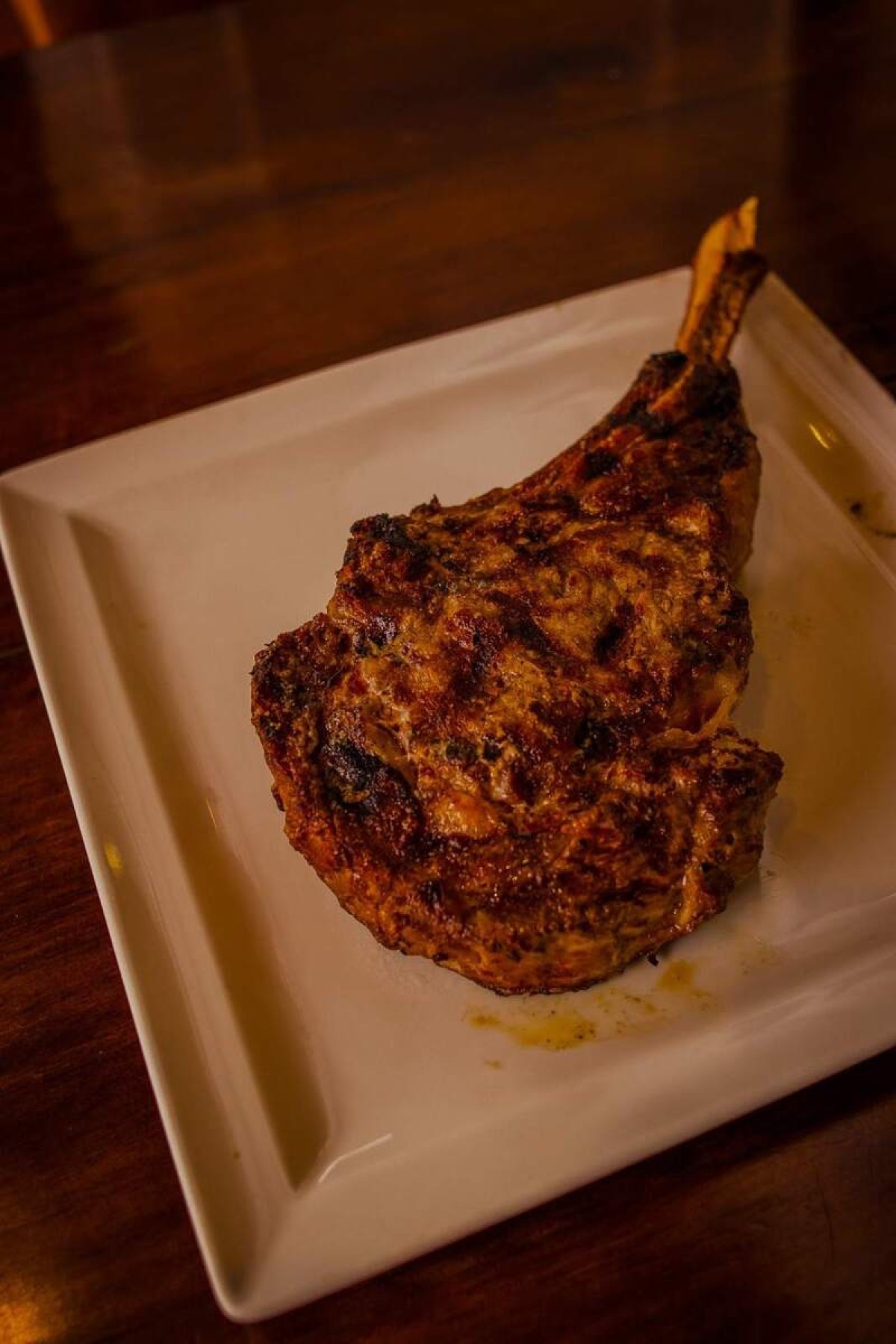 Na foto, uma saborosa costela de cordeiro assada numa autêntica Parrilla uruguaia