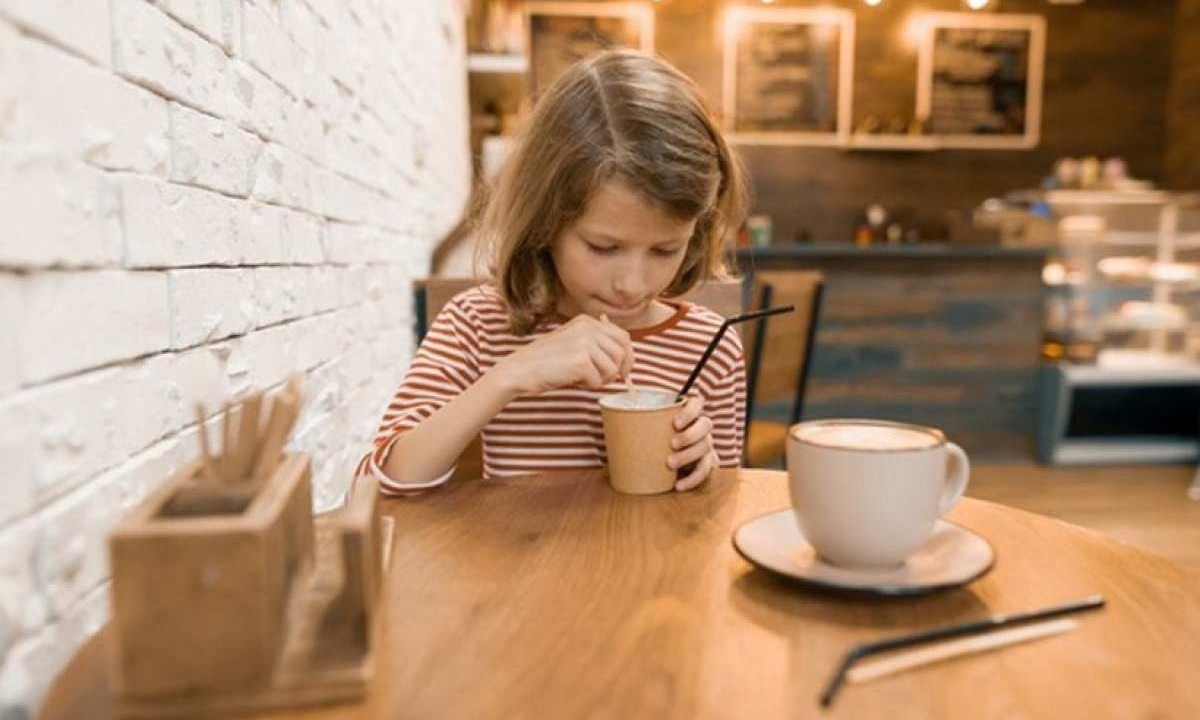 As doses de cafeína ingeridas por crianças podem ocasionar efeitos completamente diferentes em mesma dosagem que em adultos -  (crédito: Freepik)