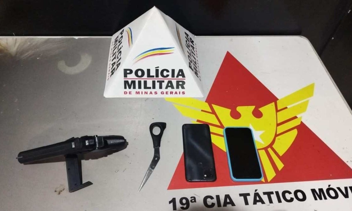 Polícia Militar apreendeu dois celulares, um simulacro de arma de fogo e uma chave micha -  (crédito: PMMG/Divulgação)