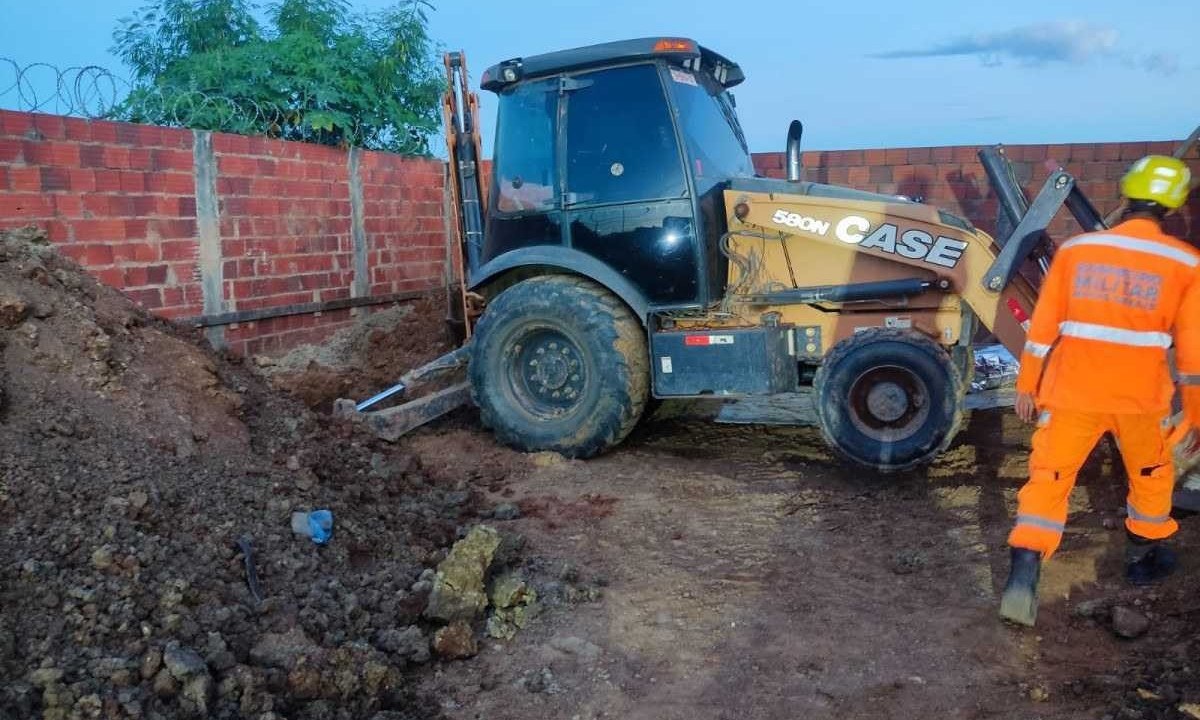 Os operários foram soterrados no momento em que uma máquina escavadeira realizava a escavação dos buracos para a fundação de uma obra -  (crédito: CBMMG)