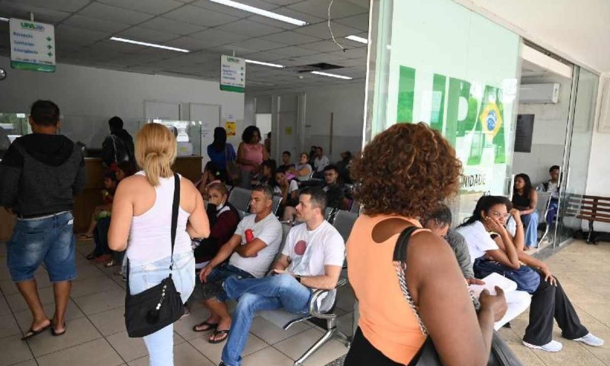 Postos de saúde de Belo Horizonte têm ficado cheios de pessoas que relatam estar com sintomas da dengue -  (crédito: Leandro Couri/EM/D.A. Press)